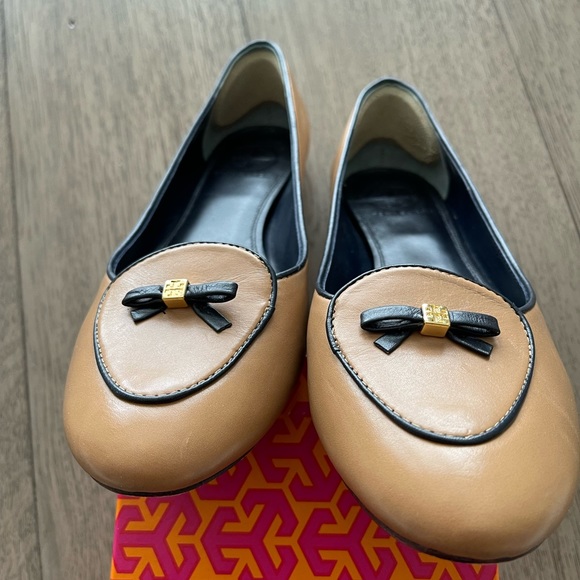 Tory Burch Dakota Loafer-Madison Leather, Sand/Bright Navy, Sz 9.5 - Picture 5 of 9